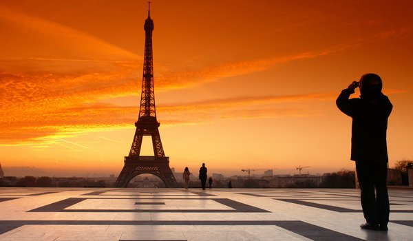 Обои на рабочий стол: france, paris, вечер, закат, люди, небо, облака, париж, площадь, франция, эйфелева башня