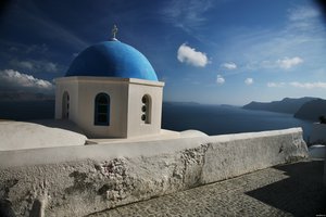 Обои на рабочий стол: greece, santorini, горы, греция, купол, море, небо, облака, санторини, церковь