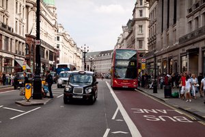 Обои на рабочий стол: buss stop, england, street, автобус, архитектура, движение, здания, лондон, люди, остановка, улица