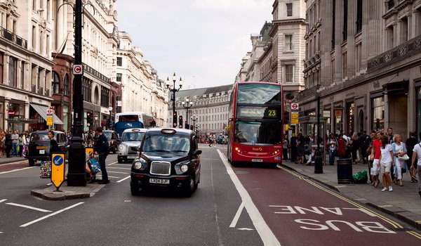 Обои на рабочий стол: buss stop, england, street, автобус, архитектура, движение, здания, лондон, люди, остановка, улица