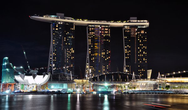 Обои на рабочий стол: город, док, море, ночь, огни, отель, сингапур
