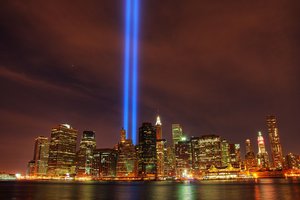 Обои на рабочий стол: 11 сентября, manhattan, new york, ny, wallpaper, втц, город, здания, манхэттен, мегаполис, небоскребы, ночь, нью-йорк, обои, память, прожекторы, река, сша, фонари