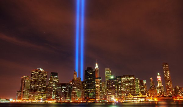 Обои на рабочий стол: 11 сентября, manhattan, new york, ny, wallpaper, втц, город, здания, манхэттен, мегаполис, небоскребы, ночь, нью-йорк, обои, память, прожекторы, река, сша, фонари