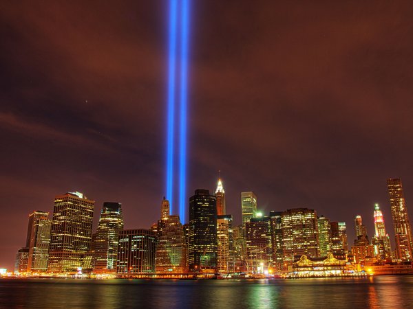 11 сентября, manhattan, new york, ny, wallpaper, втц, город, здания, манхэттен, мегаполис, небоскребы, ночь, нью-йорк, обои, память, прожекторы, река, сша, фонари