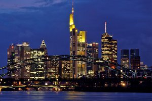 Обои на рабочий стол: frankfurt-am-main, germany, вечер, германия, мегаполис, мост, небоскребы, подсветка, река, франкфурт-на-майне