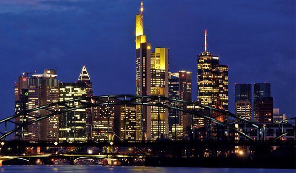 Обои на рабочий стол: frankfurt-am-main, germany, вечер, германия, мегаполис, мост, небоскребы, подсветка, река, франкфурт-на-майне