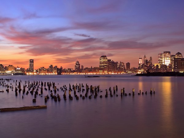 Jersey City, new jersey, usa, вечер, Гудзон, деревянные, Джерси-Сити, закат, небо, небоскребы, облака, огни, оранжевый, подсветка, река, сиреневое, столбики, сша, штат Нью-Джерси