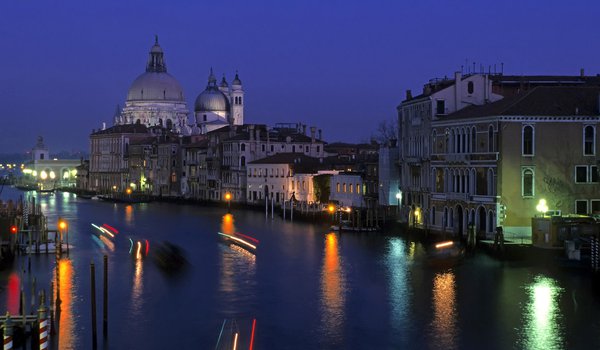 Обои на рабочий стол: grand canal, italia, venice, архитектура, венеция, вода, город, город на воде, дома, здания, италия, купола, ночной город, ночь, огни, освещение, постройки, свет, яркие
