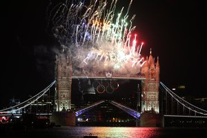 Обои на рабочий стол: London 2012, великобритания, Лондон 2012, ночь, салют, тауэрский мост, фейерверк, Церемония открытия Олимпийских игр