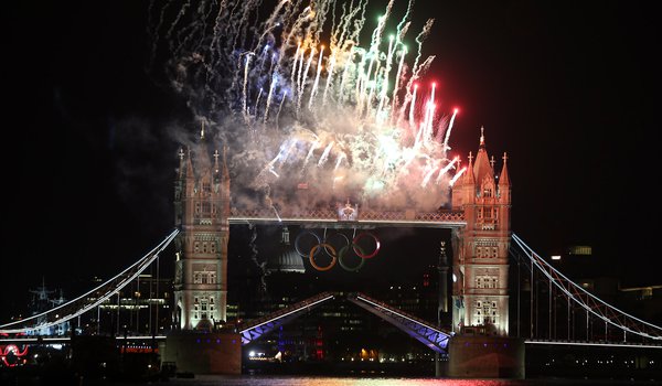 Обои на рабочий стол: London 2012, великобритания, Лондон 2012, ночь, салют, тауэрский мост, фейерверк, Церемония открытия Олимпийских игр