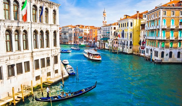 Обои на рабочий стол: italy, venice, архитектура, венеция, гондола, дома, италия, канал, лодки, люди, флаги