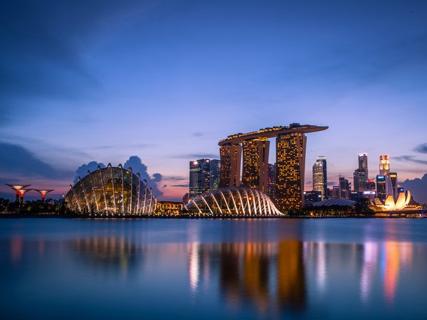architecture, blue sky, clouds, evening, Gardens By the Bay, lights, reflection, Singapore, skyscrapers, sunset, архитектура, вечер, город-государство, закат, залив, мегаполис, небоскребы, облака, огни, отражение, подсветка, сингапур, синее небо
