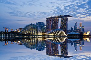Обои на рабочий стол: architecture, clouds, evening, Gardens By the Bay, lights, reflection, Singapore, sky, skyscrapers, архитектура, вечер, город-государство, залив, мегаполис, небо, небоскребы, облака, огни, отражение, подсветка, сингапур