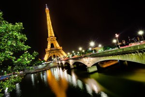 Обои на рабочий стол: eiffel tower, france, La tour Eiffel, paris, город, мост, ночь, париж, река, свет, Сена, франция, эйфелева башня