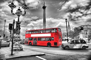 Обои на рабочий стол: black and white, blur, bus, city, england, lights, london, night, road, street, автобус, англия, город, дорога, лондон, ночь, огни, размытие, улица, черно-белый