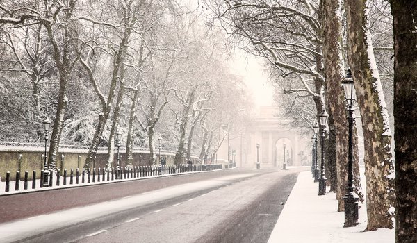 Обои на рабочий стол: england, london, англия, деревья, дорога, зима, лондон, снег, фонари