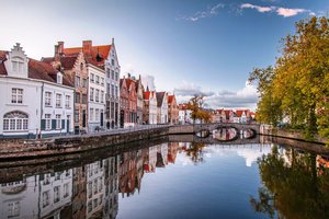 Обои на рабочий стол: Belgium, Brugge, Бельгия, Брюгге, вода, город, деревья, дома, мост, осень