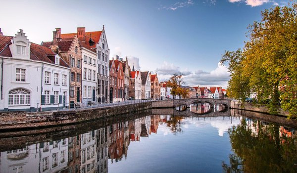 Обои на рабочий стол: Belgium, Brugge, Бельгия, Брюгге, вода, город, деревья, дома, мост, осень