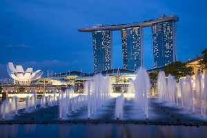 Обои на рабочий стол: architecture, blue, fountains, Gardens By the Bay, lights, night, Singapore, sky, skyscrapers, архитектура, город-государство, мегаполис, небо, небоскребы, ночь, огни, подсветка, сингапур, синее, фонтаны