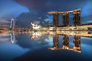 Обои на рабочий стол: architecture, blue, clouds, Gardens By the Bay, lights, night, Singapore, sky, skyscrapers, архитектура, город-государство, мегаполис, небо, небоскребы, ночь, облака, огни, подсветка, сингапур, синее