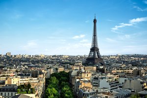 Обои на рабочий стол: france, La tour Eiffel, paris, архитектура, город, деревья, дома, здания, панорама, париж, утро, франция, эйфелева башня