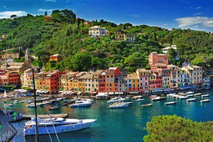 Обои на рабочий стол: italy, Portofino, Provincia di Genova, Генуя, город, деревья, дома, здания, италия, лодки, море, пейзаж, побережье, Портофино, природа, провинция, скалы