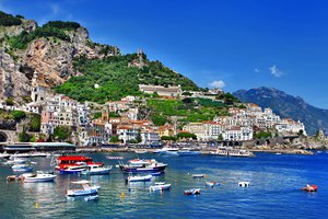 Обои на рабочий стол: Amalfi, italy, Positano, Provincia di Salerno, Амальфи, берег, дома, здания, зелень, италия, лодки, люди, море, побережье, Позитано, природа, Салерно, скалы, церковь