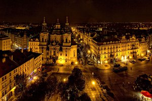 Обои на рабочий стол: Czech Republic, Praga, в, город, города, историческом, красивой, ночь, освещенена, подсветкой., прага, расположенная, староместская площадь, центре, чехия