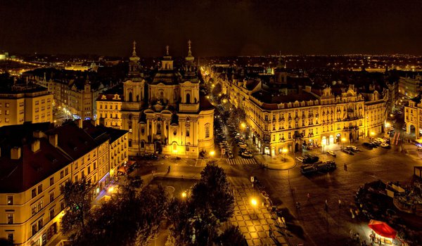 Обои на рабочий стол: Czech Republic, Praga, в, город, города, историческом, красивой, ночь, освещенена, подсветкой., прага, расположенная, староместская площадь, центре, чехия