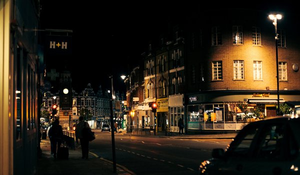 Обои на рабочий стол: england, great britain, london, англия, великобритания, город, дорога, лондон, люди, машины, ночь, освещение, светофоры, улица, фонари