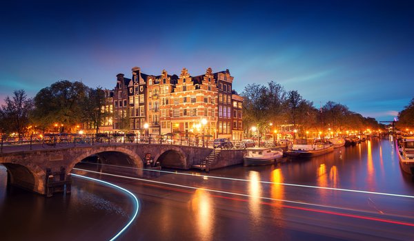 Обои на рабочий стол: amsterdam, Nederland, Noord-Holland, амстердам, вечер, выдержка, голландия, город, деревья, канал, лодки, мост, нидерланды, огни, освещение, река, свет, фонари