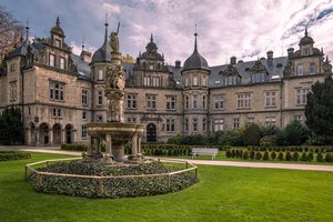 Обои на рабочий стол: Bückeburg, Bückeburg Castle, germany, Lower Saxony, архитектура, Бюккебургский замок, газон, германия, замок, Нижняя Саксония, статуя