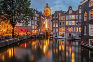 Обои на рабочий стол: amsterdam, De Wallen, netherlands, амстердам, вечер, Де Валлен, дома, здания, канал, набережная, нидерланды, уличное кафе