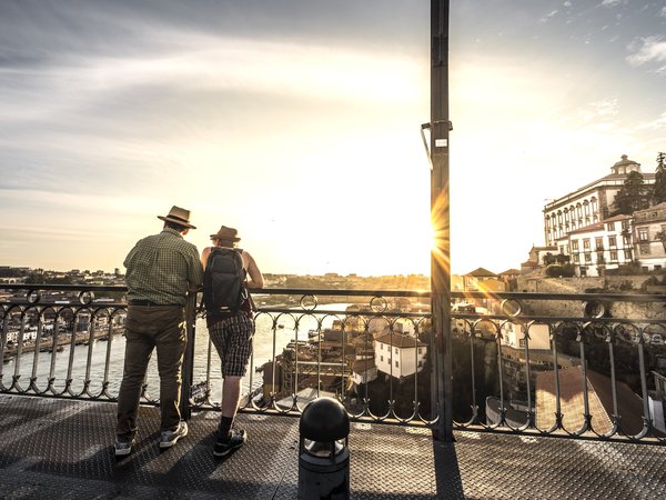 Dom Luís I Bridge, porto, Portugal, двое, Мост Дона Луиша I, мужчины, Порту, Португалия, рассвет, солнце