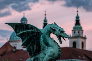 Обои на рабочий стол: Dragon Bridge, Ljubljana, Slovenia, дракон, крылья, Любляна, Мост Дракона, оскал, Ратуша, Символ Любляны, Словения