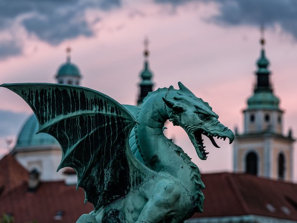 Dragon Bridge, Ljubljana, Slovenia, дракон, крылья, Любляна, Мост Дракона, оскал, Ратуша, Символ Любляны, Словения