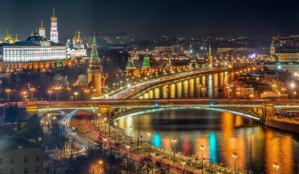 Обои на рабочий стол: Большой Краснохолмский мост, дорога, кремль, Марина Ческис, москва, Москва-река, мост, набережная, ночной город, река, россия, фонари