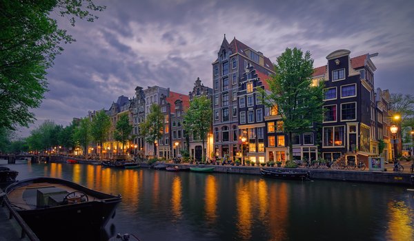 Обои на рабочий стол: амстердам, вечер, голландия, город, дома, здания, канал, лодки, нидерланды, освещение, фонари