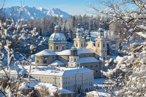 Обои на рабочий стол: Austria, City views, Excursion destinations, Highlights, Kapuzinerberg, old town, Residenzplatz, Salzburg, snow, Untersberg, winter, австрия, Виды на город, Гора Капуцинов, горы, деревья, дома, достопримечательности, зальцбург, зима, Основные моменты, Площадь Резиденции и фонтан резиденции, снег, Старый город, Унтерсберг