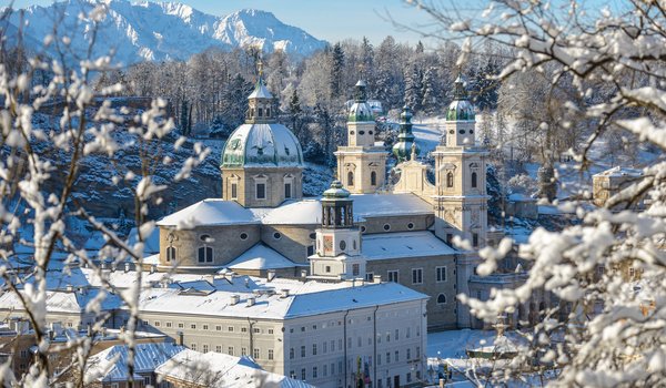 Обои на рабочий стол: Austria, City views, Excursion destinations, Highlights, Kapuzinerberg, old town, Residenzplatz, Salzburg, snow, Untersberg, winter, австрия, Виды на город, Гора Капуцинов, горы, деревья, дома, достопримечательности, зальцбург, зима, Основные моменты, Площадь Резиденции и фонтан резиденции, снег, Старый город, Унтерсберг