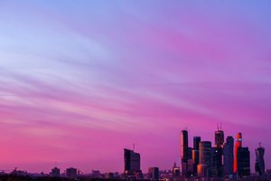 Обои на рабочий стол: buildings, city, clouds, glow, high-rises, horizon, landscape, moscow, Moscow City, sky, sunset, высотки, горизонт, город, закат, зарево, здания, москва, Москва Сити, небо, облака, пейзаж