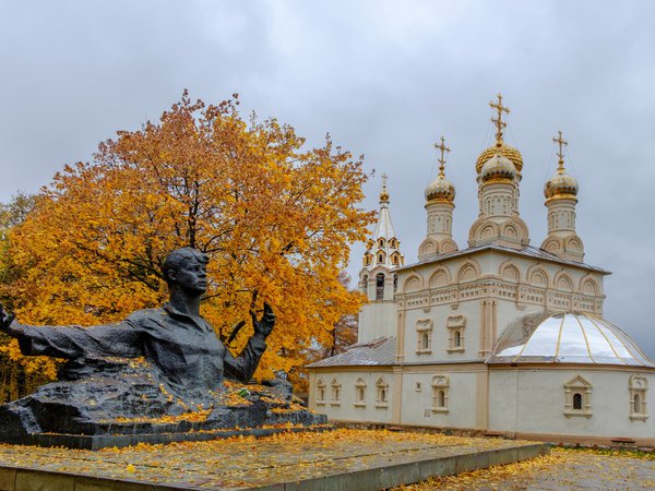 осень, памятник, Памятник Сергею Есенину, Преображенская церковь Спаса на Яру, россия, Рязань, церковь