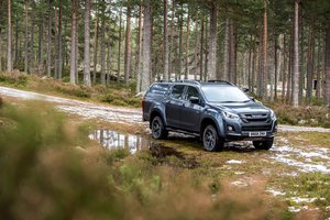 Обои на рабочий стол: 2018, D-Max, Huntsman, Isuzu, UK version, лес, лужа, пикап, растительность