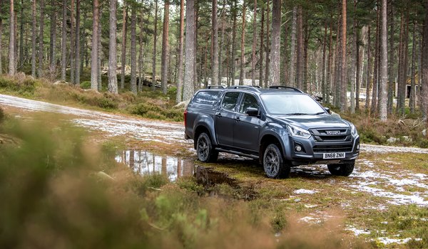 Обои на рабочий стол: 2018, D-Max, Huntsman, Isuzu, UK version, лес, лужа, пикап, растительность