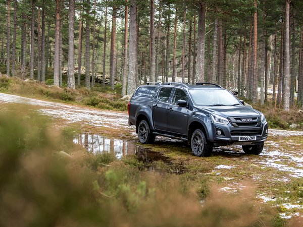 2018, D-Max, Huntsman, Isuzu, UK version, лес, лужа, пикап, растительность