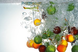 Обои на рабочий стол: абрикосы, вода, лайм, лимоны, пузырьки, фрукты, черешня