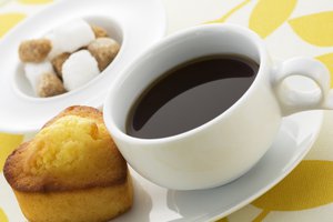 Обои на рабочий стол: еда, завтрак, кекс, кофе, кружка, печенье, салфетка, сердечко, сердце, скатерть, сладкое, фон, чай, чашка