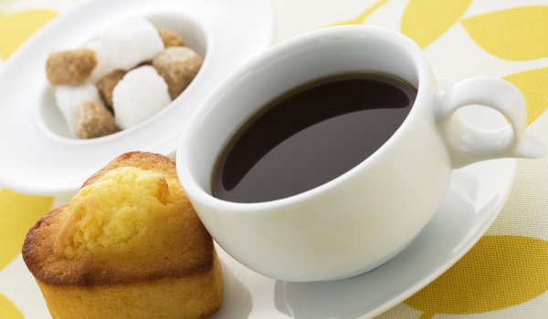 Обои на рабочий стол: еда, завтрак, кекс, кофе, кружка, печенье, салфетка, сердечко, сердце, скатерть, сладкое, фон, чай, чашка