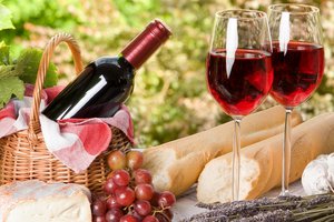 Обои на рабочий стол: бокалы, вино, виноград, пикник, сыр, франция, хлеб
