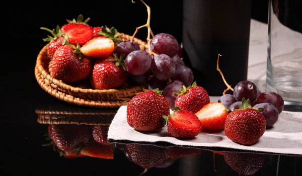 Обои на рабочий стол: виноград, клубника, ягоды